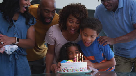 Familia-Afroamericana-Multigeneracional-Celebrando-Juntos-El-Cumpleaños-De-Sus-Nietas-En-Casa