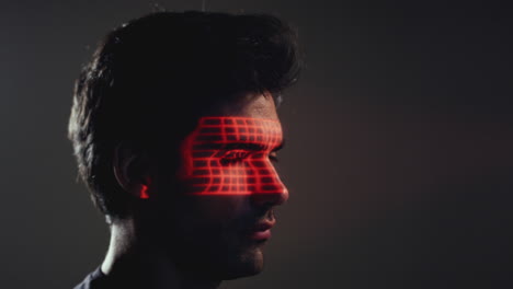 Konzept-Der-Gesichtserkennungstechnologie,-Da-Der-Mensch-Im-Studio-Ein-Rotes-Gitter-Auf-Das-Auge-Projiziert-Hat