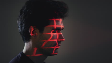 Konzept-Der-Gesichtserkennungstechnologie,-Da-Der-Mensch-Im-Studio-Ein-Rotes-Gitter-Auf-Das-Auge-Projiziert-Hat