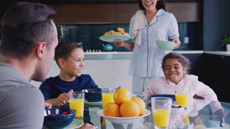 Hispanische-Familie-Sitzt-Am-Tisch-Und-Frühstückt-Gemeinsam