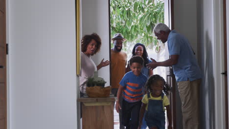 Großeltern-Zu-Hause-öffnen-Tür-Für-Besuch-Bei-Familie-Mit-Kindern