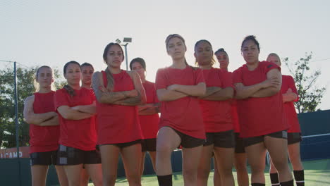 Porträt-Einer-Entschlossenen-Weiblichen-Fußballmannschaft-Auf-Dem-Trainingsgelände-Vor-Der-Gleißenden-Sonne