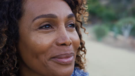 Sonriente-Mujer-Mayor-Afroamericana-Al-Aire-Libre-En-El-Campo