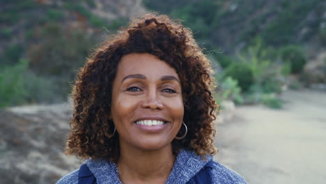Porträt-Einer-Lächelnden-Afroamerikanischen-Seniorin-Im-Freien-Auf-Dem-Land