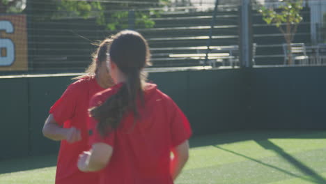 Equipo-De-Fútbol-Femenino-Calentándose-Durante-El-Entrenamiento-Antes-Del-Partido-Contra-El-Sol-Abrasador