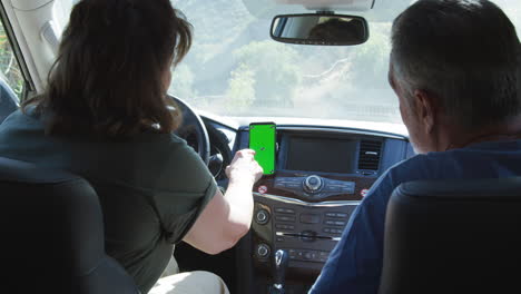 Älteres-Hispanisches-Paar-Auf-Der-Fahrt-Durch-Die-Landschaft-Mit-Navigationsgerät-Auf-Dem-Mobiltelefon