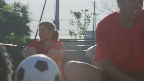 Equipo-De-Fútbol-Femenino-Charlando-Durante-El-Descanso-En-El-Entrenamiento-De-Calentamiento-Antes-Del-Partido