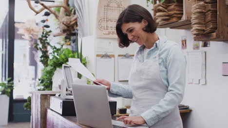 Weibliche-Verkäuferin-Arbeitet-Am-Laptop-Hinter-Dem-Verkaufsschalter-Des-Floristengeschäfts
