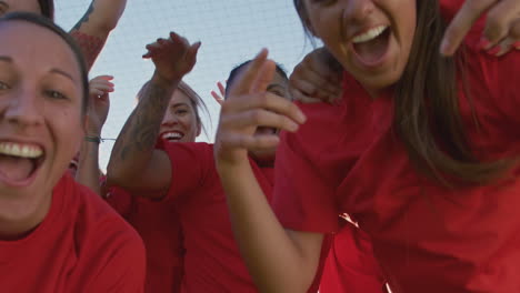 Retrato-De-Un-Emocionado-Equipo-De-Fútbol-Femenino-Celebrando-El-Juego-Ganador,-Disparado-Desde-Un-ángulo-Bajo
