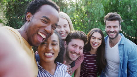 Eine-Gruppe-Multikultureller-Freunde-Posiert-Für-Ein-Selfie,-Während-Sie-Eine-Sommergartenparty-Im-Freien-Genießen