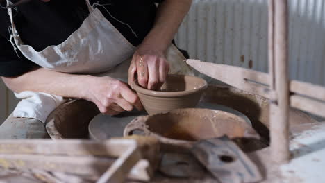 Nahaufnahme-Eines-Männlichen-Töpfers,-Der-Ton-Für-Eine-Schüssel-Auf-Einer-Töpferscheibe-Im-Keramikatelier-Formt