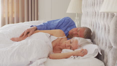 Liebevolles-älteres-Paar-Zu-Hause,-Das-Während-Der-Sperrung-Im-Bett-Schläft