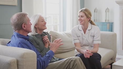 Ärztin-überbringt-Einem-älteren-Paar-Während-Eines-Hausarztbesuchs-Gute-Nachrichten