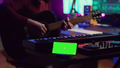 Songwriter-Spielt-Akustikgitarre-Im-Heimstudio-Mit-Greenscreen-Display