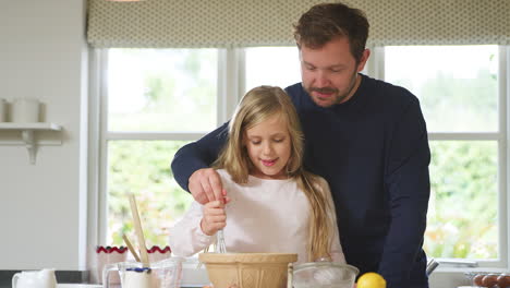 Vater-Und-Tochter-Tragen-Pyjamas-Und-Backen-Gemeinsam-In-Der-Küche-Zu-Hause