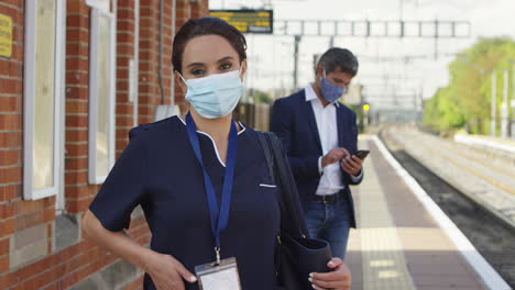 Porträt-Einer-Krankenschwester-Auf-Dem-Bahnsteig-Mit-PSA-Gesichtsmaske,-Die-Während-Einer-Pandemie-Zur-Arbeit-Pendelt
