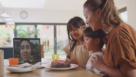 Asiatische-Familie-Feiert-Zu-Hause-Geburtstag,-Während-Der-Vater-Per-Videoanruf-Arbeitet