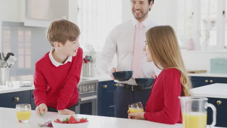 Vater-Im-Anzug-Serviert-Kindern-In-Schuluniform-Das-Frühstück,-Während-Er-Sich-Für-Die-Arbeit-Fertig-Macht
