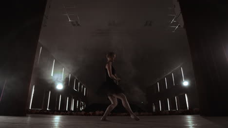 Anmutige-Ballerina-Im-Weißen-Kleid-Tanzt-Elemente-Des-Klassischen-Oder-Modernen-Balletts-Im-Dunkeln-Mit