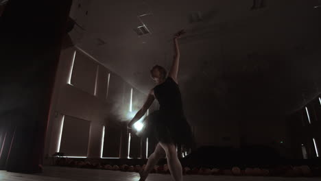 Cámara-Lenta-De-Una-Excelente-Bailarina-Elegante-Bailando-Ballet-Moderno.