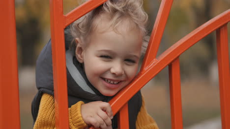 Lächelnder-Kleiner-Junge-Auf-Dem-Spielplatz-Im-Parkbereich-Nahaufnahme-Porträt-Eines-Glücklichen-Gesichts-Glückliche-Kindheit-Eines-Hellhaarigen-Kindes,-Das-In-Die-Kamera-Blickt