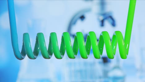 Änderung-Der-Säurefarbe.-Nahaufnahme-Und-Zeitlupe-Einer-Gelb-blau-grünen-Flüssigkeit,-Die-In-Einem-Wissenschaftlichen-Glaskondensator-Horizontal-Von-Rechts-Nach-Links-Spiralförmig-Verläuft.-Biokraftstoffverarbeitung-Durch-Einen-Laborkondensator.-Hochwertiges-4K-Filmmaterial