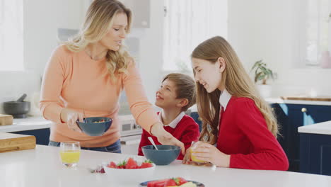 Mutter-Frühstückt-Mit-Kindern-In-Schuluniform-An-Der-Küchentheke