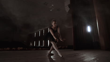 Joven-Bailarina-Profesional-Haciendo-Movimientos-Circulares-En-El-Escenario.-Hermosa-Chica-Bailando-En-Focos-Por-La-Noche-Durante-El-Ensayo-General.