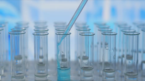 Laborbiochemiker-Tropft-Öl-In-Reagenzglas-Mit-Studie-Zur-Pflanzlichen-Organischen-Kosmetologie.-Hochwertiges-4K-Filmmaterial