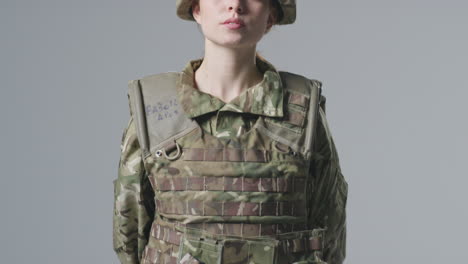 Studioporträt-Einer-Ernsthaften-Jungen-Soldatin-In-Militäruniform-Vor-Schlichtem-Hintergrund