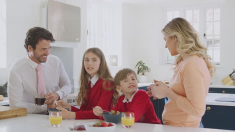 Eltern-Frühstücken-Mit-Kindern-In-Schuluniform-An-Der-Küchentheke