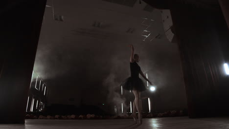 Elegante-Bailarina-Con-Vestido-Blanco-Bailando-Elementos-De-Ballet-Clásico-O-Moderno-En-La-Oscuridad-Con