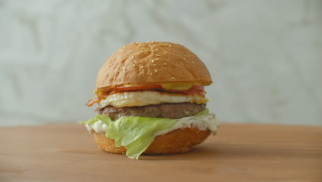 Ein-Großer-Leckerer-Burger-Mit-Fleischpastetchen-Zwiebeln-Gemüse-Geschmolzenem-Käse-Salat