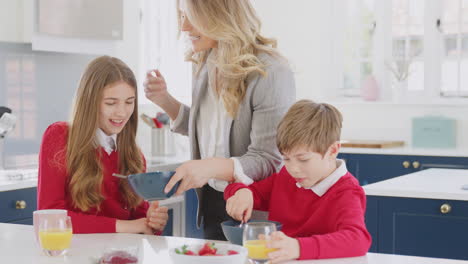 Mutter-Im-Businessanzug-Frühstückt-Mit-Kindern-In-Schuluniform-Vor-Der-Arbeit