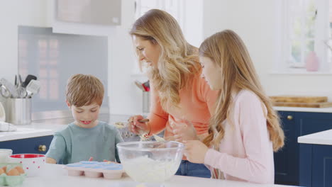 Mutter-Gibt-Ihrem-Sohn-In-Der-Küche-Kuchenmischung-Auf-Die-Nase,-Während-Sie-Spaß-Daran-Haben,-Gemeinsam-Kuchen-Zu-Backen