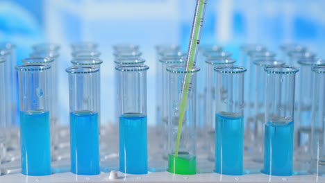 Laborbiochemiker-Tropft-Öl-In-Reagenzglas-Mit-Studie-Zur-Pflanzlichen-Organischen-Kosmetologie.-Hochwertiges-4K-Filmmaterial
