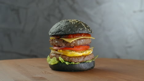Puten-Blackburger-Mit-Champignons-Und-Pilzsauce-Auf-Schwarzem-Steintablett