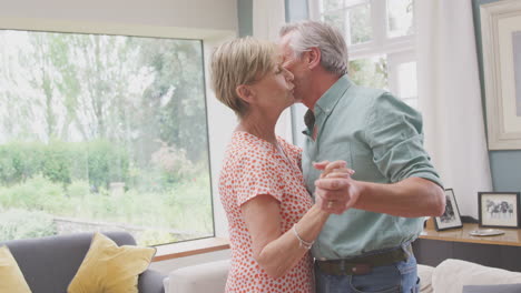 Romantisches-älteres-Rentnerpaar,-Das-Zu-Hause-Gemeinsam-In-Der-Lounge-Tanzt