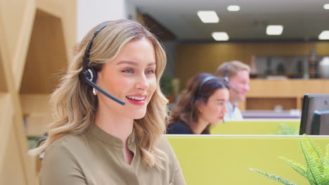 Mujer-De-Negocios-Usando-Auriculares-De-Teléfono-Hablando-Con-La-Persona-Que-Llama-En-El-Centro-De-Servicios-Al-Cliente