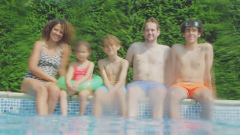 Porträt-Einer-Multiethnischen-Familie,-Die-Sich-Im-Sommerurlaub-Im-Schwimmbad-Entspannt,-Aufgenommen-Unter-Wasser