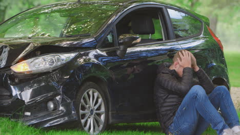 Teenager-Fahrer-Mit-Kopf-In-Den-Händen-Sitzt-Nach-Unfall-Neben-Autowrack