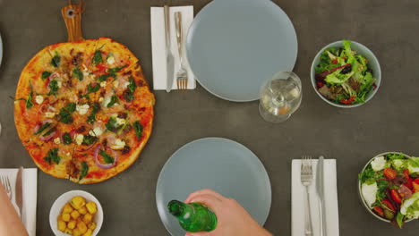 Blick-Von-Oben-Auf-Freunde,-Die-Toast-Machen,-Bevor-Sie-Gemeinsam-Im-Restaurant-Pizza-Essen