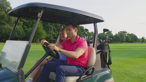 Paar-Fährt-Buggy-Und-Spielt-Gemeinsam-Golf