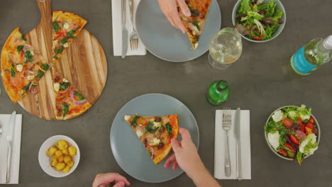 Vista-Aérea-De-Amigos-Comiendo-Pizza-Juntos-En-Un-Restaurante