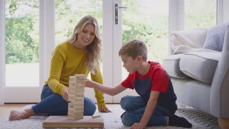 Mutter-Und-Sohn-Spielen-Zu-Hause-Beim-Stapeln-Und-Balancieren-Von-Holzklötzen