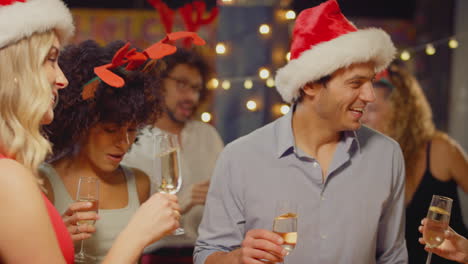 Multikulturelle-Gruppe-Von-Freunden-Feiert-Toast-Und-Genießt-Die-Weihnachtsfeier-In-Der-Bar
