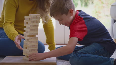 Mutter-Und-Sohn-Spielen-Zu-Hause-Beim-Stapeln-Und-Balancieren-Von-Holzklötzen