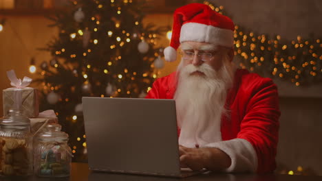 Lustiger-Weihnachtsmann,-Der-An-Einem-Laptop-Computer-Arbeitet.-Weihnachtsmann-Mit-Laptop-Nahaufnahme.-Hochwertiges-4K-Filmmaterial