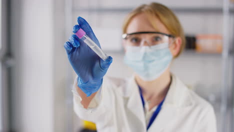 Labormitarbeiterin-Mit-Schutzbrille-Und-Maske-Hält-Reagenzglas-Mit-PCR-Tupfer