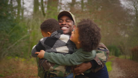 Soldado-Americano-En-Uniforme-Regresando-A-Casa-Con-Su-Familia-Abrazando-A-Los-Niños-Fuera-De-La-Casa.